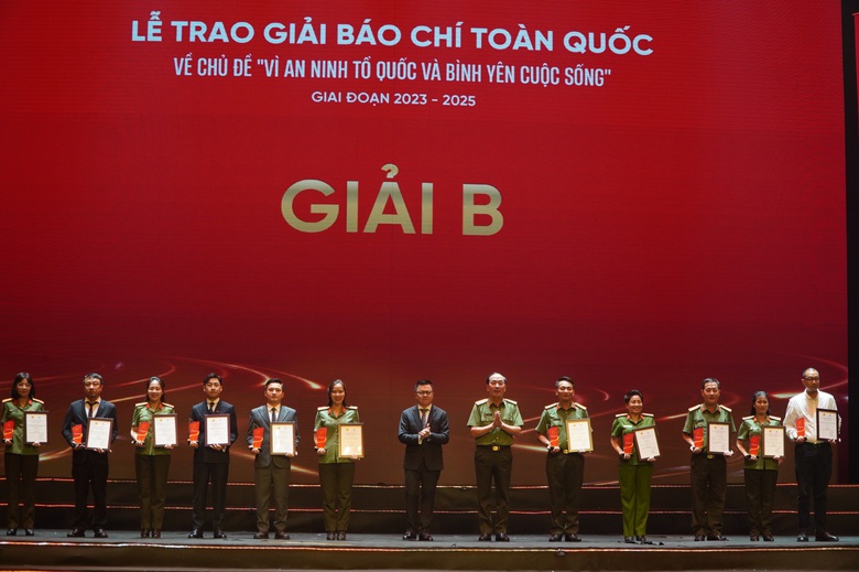 E:\Năm 2025\Th&aacute;ng 8\H&igrave;nh ảnh\Trao giải v&igrave; b&igrave;nh y&ecirc;n tổ quốc\DSC04994.JPG