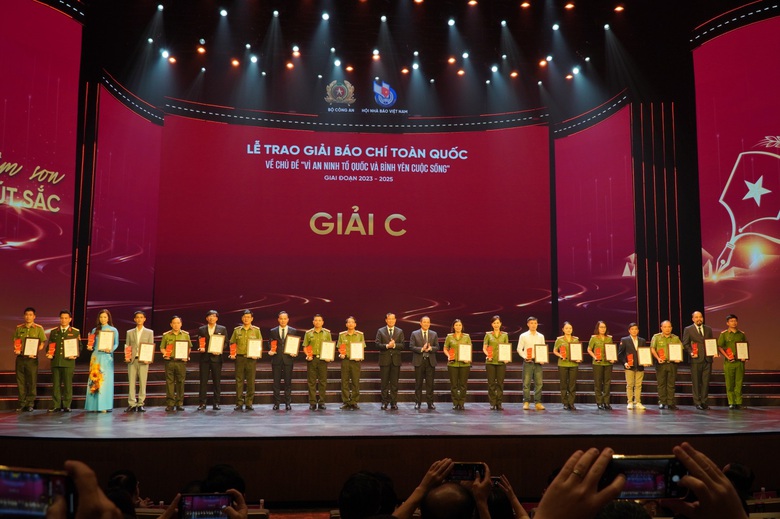 E:\Năm 2025\Th&aacute;ng 8\H&igrave;nh ảnh\Trao giải v&igrave; b&igrave;nh y&ecirc;n tổ quốc\DSC04992.JPG