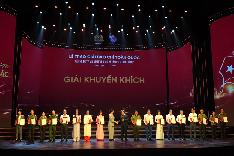 E:\Năm 2025\Th&aacute;ng 8\H&igrave;nh ảnh\Trao giải v&igrave; b&igrave;nh y&ecirc;n tổ quốc\DSC05091.JPG