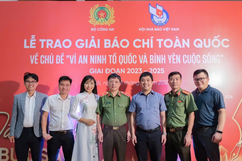 E:\Năm 2025\Th&aacute;ng 8\H&igrave;nh ảnh\Trao giải v&igrave; b&igrave;nh y&ecirc;n tổ quốc\TBT B&aacute;o CAND.jpg