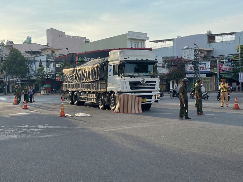 Xe m&aacute;y va chạm xe tải, hai phụ nữ lớn tuổi thương vong tr&ecirc;n đường đi chợ- Ảnh 1.