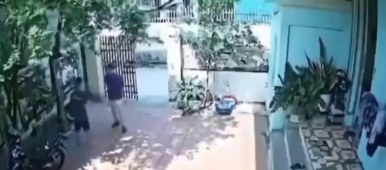 Thanh H&oacute;a: C&ocirc;ng an v&agrave;o cuộc vụ thầy gi&aacute;o tới tận nh&agrave; ri&ecirc;ng h&agrave;nh hung học sinh- Ảnh 1.