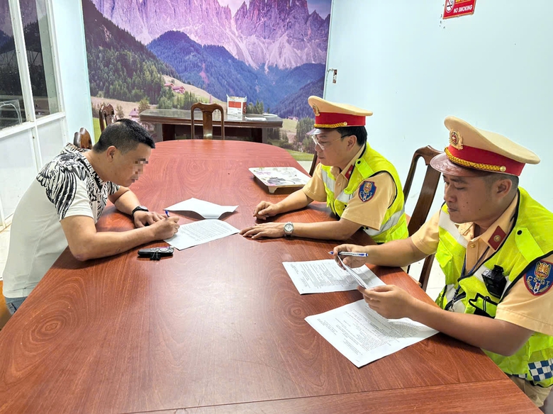 Xe kh&aacute;ch chở qu&aacute; tải 21 người ở Đắk Lắk, t&agrave;i xế khai t&ecirc;n giả v&igrave; chưa c&oacute; GPLX hạng E- Ảnh 1.