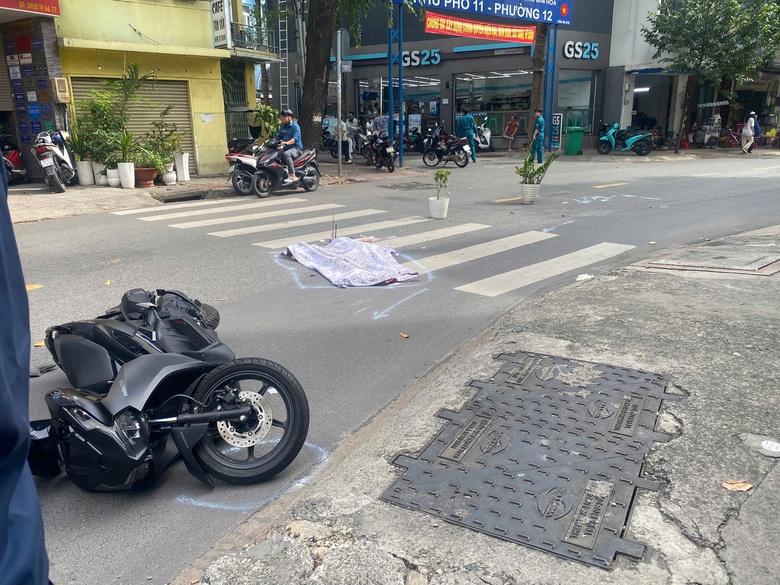 Xe tải va chạm xe m&aacute;y, c&ocirc; g&aacute;i trẻ tử vong tại chỗ- Ảnh 1.