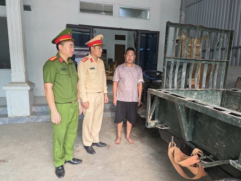 CSGT L&agrave;o Cai tuy&ecirc;n truyền tận th&ocirc;n bản, người d&acirc;n k&yacute; cam kết đảm bảo ATGT tại s&acirc;n nh&agrave;- Ảnh 5.