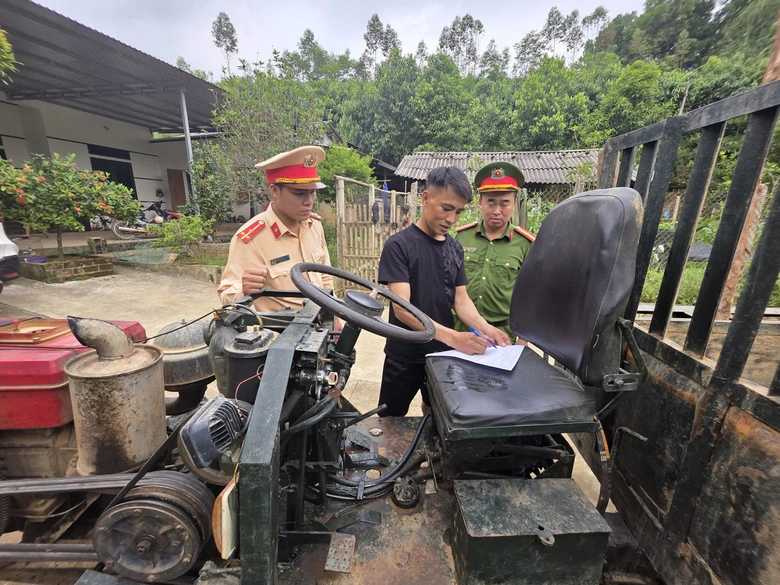 CSGT L&agrave;o Cai tuy&ecirc;n truyền tận th&ocirc;n bản, người d&acirc;n k&yacute; cam kết đảm bảo ATGT tại s&acirc;n nh&agrave;- Ảnh 7.