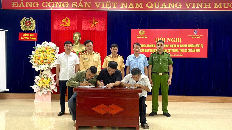 CSGT L&agrave;o Cai tuy&ecirc;n truyền tận th&ocirc;n bản, người d&acirc;n k&yacute; cam kết đảm bảo ATGT tại s&acirc;n nh&agrave;- Ảnh 3.