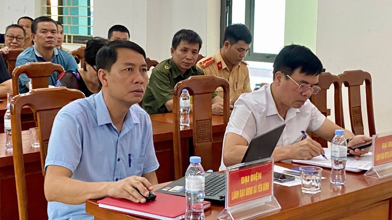 CSGT L&agrave;o Cai tuy&ecirc;n truyền tận th&ocirc;n bản, người d&acirc;n k&yacute; cam kết đảm bảo ATGT tại s&acirc;n nh&agrave;- Ảnh 4.