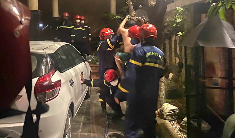 Ch&aacute;y nh&agrave; ở Đ&agrave; Nẵng trong đ&ecirc;m, cảnh s&aacute;t kịp thời giải cứu 5 người- Ảnh 1.