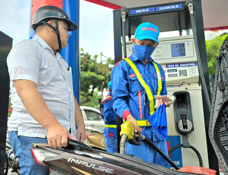 Giá xăng đồng loạt giảm từ chiều nay 14/8- Ảnh 1.