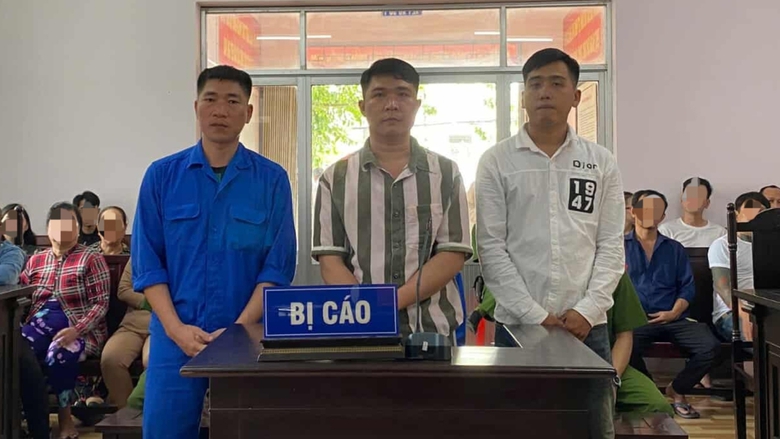 D&ugrave;ng dao tự chế giải quyết m&acirc;u thuẫn, nh&oacute;m đối tượng ở C&agrave; Mau lĩnh &aacute;n t&ugrave;- Ảnh 1.