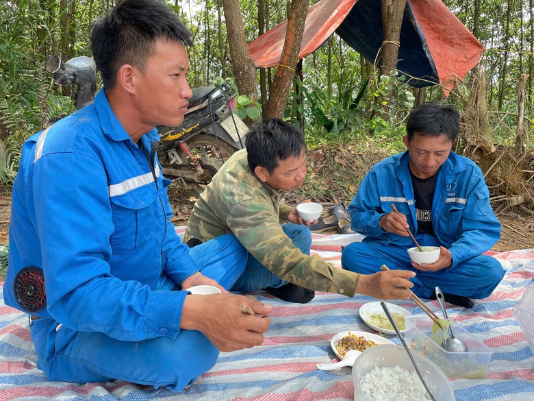 Ăn tr&ecirc;n n&uacute;i, ngủ lại c&ocirc;ng trường chạy đua tiến độ dự &aacute;n 500 kV L&agrave;o Cai - Vĩnh Y&ecirc;n- Ảnh 2.