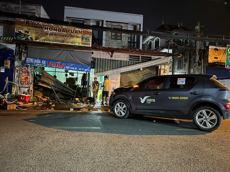 Taxi c&ocirc;ng nghệ lao l&ecirc;n vỉa h&egrave;, t&ocirc;ng v&agrave;o tiệm b&aacute;n sinh tố khiến 2 người bị thương- Ảnh 1.