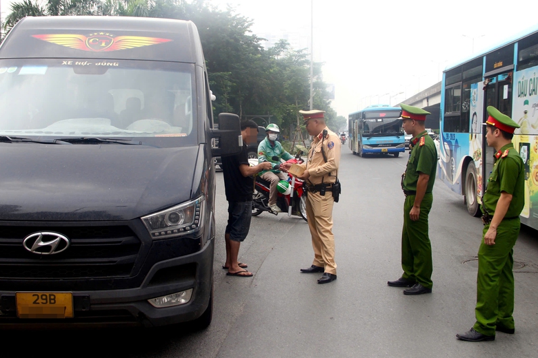 Cả trăm t&agrave;i xế xe kh&aacute;ch nghe điện thoại, kh&ocirc;ng thắt d&acirc;y an to&agrave;n "t&acirc;m phục" k&yacute; bi&ecirc;n bản- Ảnh 3.