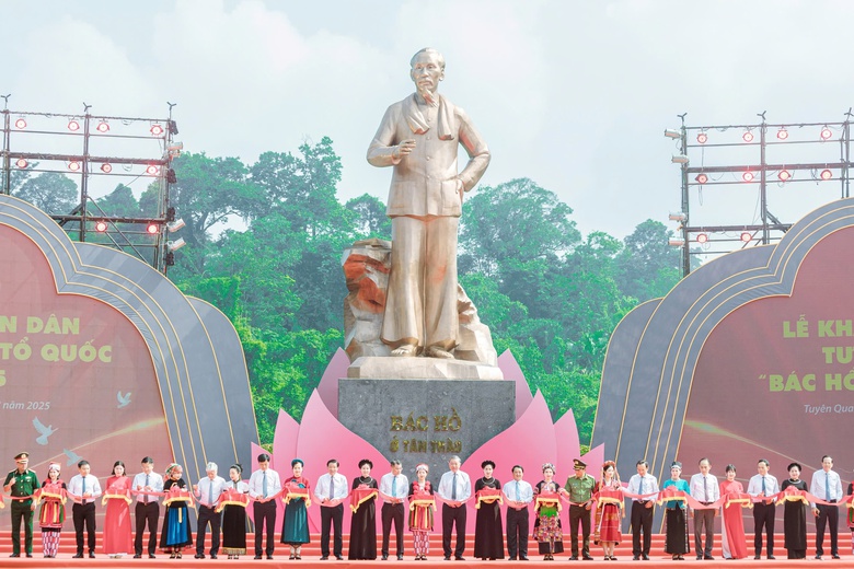 Tổng B&iacute; thư T&ocirc; L&acirc;m dự lễ kh&aacute;nh th&agrave;nh tượng đ&agrave;i "B&aacute;c Hồ ở T&acirc;n Tr&agrave;o"- Ảnh 2.
