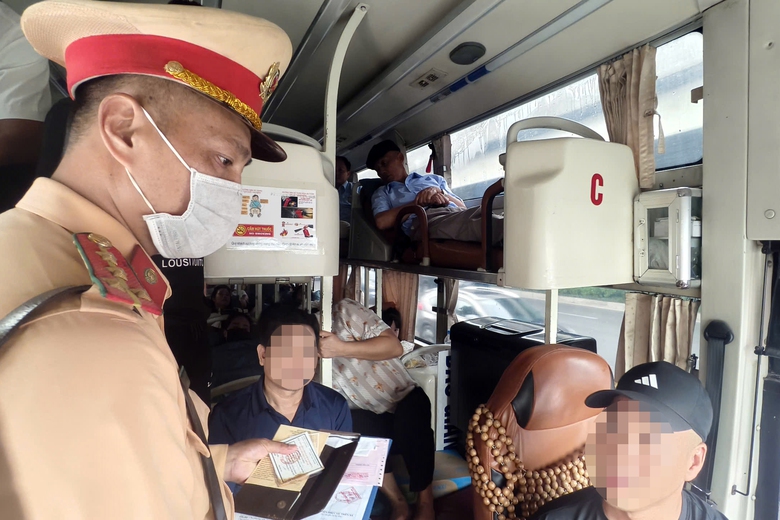 Cả trăm t&agrave;i xế xe kh&aacute;ch nghe điện thoại, kh&ocirc;ng thắt d&acirc;y an to&agrave;n "t&acirc;m phục" k&yacute; bi&ecirc;n bản- Ảnh 2.