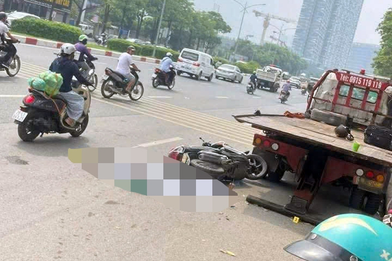 Hà Nội: Tông vào ô tô cứu hộ đang dừng đỗ, người đi xe máy ngã ra đường, tử vong - Ảnh 1. Hà Nội: Tông vào ô tô cứu hộ đang dừng đỗ, người đi xe máy ngã ra đường, tử vong - Ảnh 1.