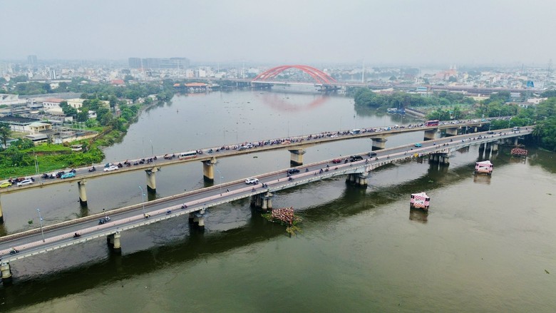 TP.HCM: Cấm &ocirc; t&ocirc; lưu th&ocirc;ng qua cầu B&igrave;nh Triệu 1 để n&acirc;ng tĩnh kh&ocirc;ng cầu- Ảnh 1.