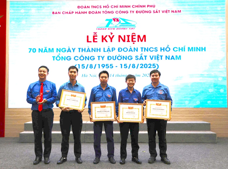 Kỷ niệm 70 năm th&agrave;nh lập Đo&agrave;n Thanh ni&ecirc;n Tổng c&ocirc;ng ty Đường sắt Việt Nam- Ảnh 1.