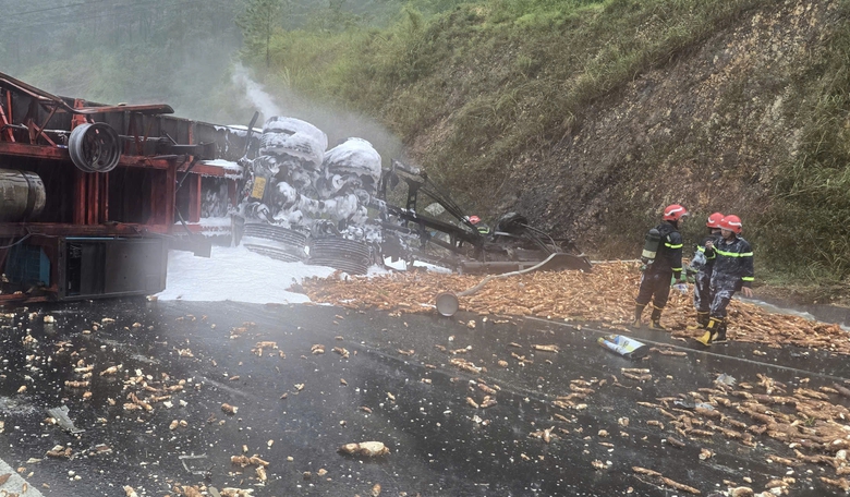 Xe đầu k&eacute;o lật, bốc ch&aacute;y tr&ecirc;n quốc lộ 19 qua tỉnh Gia Lai- Ảnh 1.