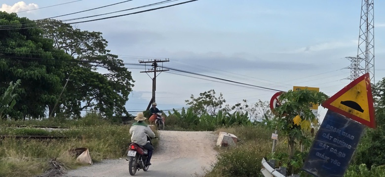 Cần đ&oacute;ng dứt điểm lối đi tự mở cắt ngang đường sắt ở Nghệ An- Ảnh 3.