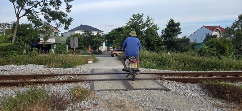 Cần đ&oacute;ng dứt điểm lối đi tự mở cắt ngang đường sắt ở Nghệ An- Ảnh 4.