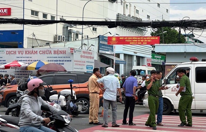 Lực lượng chức năng xử l&yacute; hiện trường vụ tai nạn.