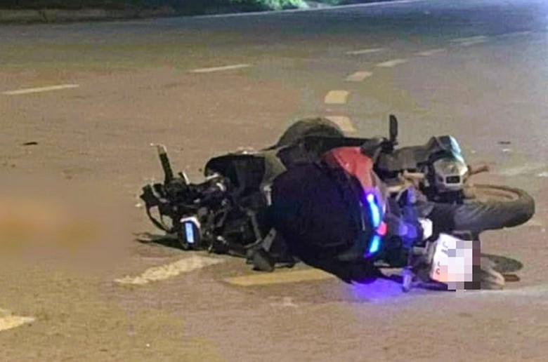 Chiếc xe m&aacute;y tại hiện trường vụ tai nạn.