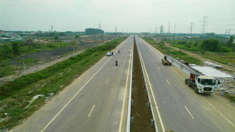 Cao tốc Bến Lức - Long Th&agrave;nh tăng tốc thi c&ocirc;ng, sẵn s&agrave;ng kết nối với s&acirc;n bay Long Th&agrave;nh- Ảnh 2.