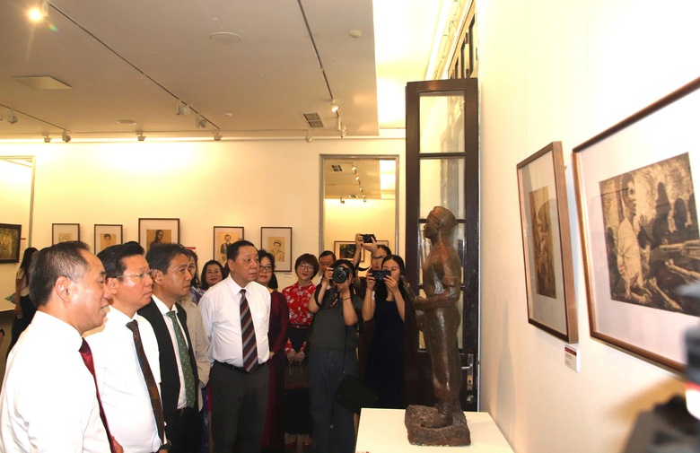 Triển l&atilde;m "Những người con của Tổ quốc", khắc họa 80 năm vinh quang d&acirc;n tộc- Ảnh 1.