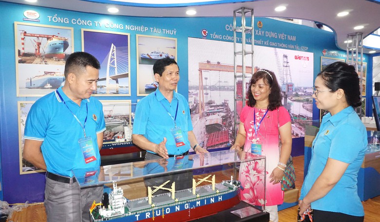 Triển l&atilde;m &ldquo;H&agrave;nh tr&igrave;nh s&aacute;ng tạo - Kh&aacute;t vọng vươn m&igrave;nh&rdquo;- Ảnh 1.