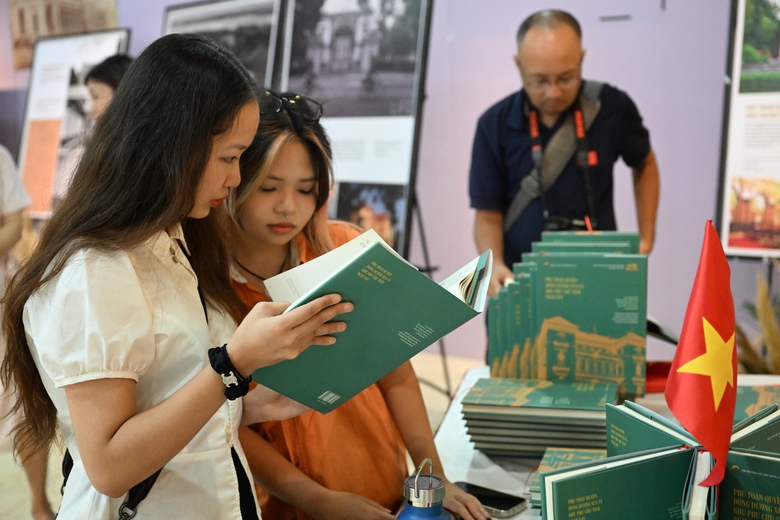 Khơi dậy hào khí dân tộc qua triển lãm đặc biệt từ tài liệu lưu trữ quốc gia- Ảnh 5. Khơi dậy hào khí dân tộc qua triển lãm đặc biệt từ tài liệu lưu trữ quốc gia- Ảnh 5.