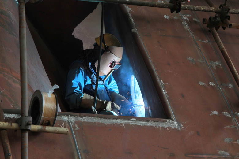 Mồ hôi đẫm lưng, những người thợ đóng tàu cần mẫn nối từng mối hàn, kiên trì bám tiến độ- Ảnh 3. Mồ hôi đẫm lưng, những người thợ đóng tàu cần mẫn nối từng mối hàn, kiên trì bám tiến độ- Ảnh 3.