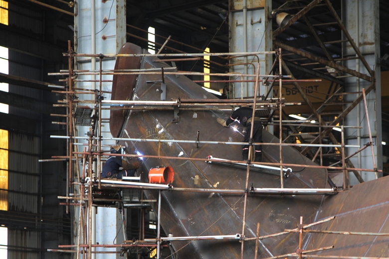 Mồ hôi đẫm lưng, những người thợ đóng tàu cần mẫn nối từng mối hàn, kiên trì bám tiến độ- Ảnh 6. Mồ hôi đẫm lưng, những người thợ đóng tàu cần mẫn nối từng mối hàn, kiên trì bám tiến độ- Ảnh 6.