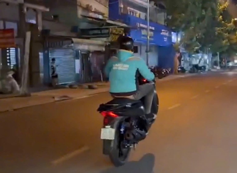 Thanh ni&ecirc;n bu&ocirc;ng tay, bốc đầu ở TP.HCM bị tịch thu xe m&aacute;y- Ảnh 3.