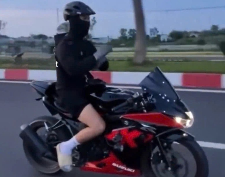 Thanh ni&ecirc;n bu&ocirc;ng tay, bốc đầu ở TP.HCM bị tịch thu xe m&aacute;y- Ảnh 1.