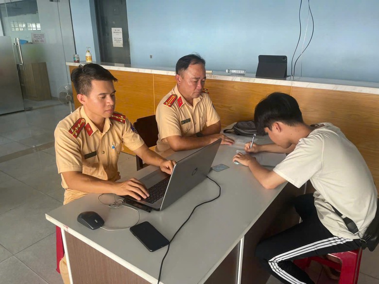 Thanh ni&ecirc;n bu&ocirc;ng tay, bốc đầu ở TP.HCM bị tịch thu xe m&aacute;y- Ảnh 2.