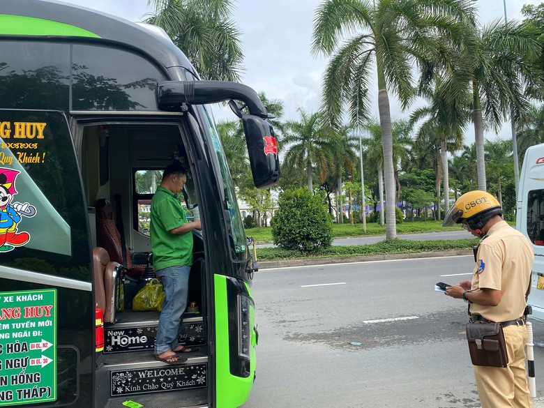 Cảnh s&aacute;t giao th&ocirc;ng xử phạt h&agrave;ng loạt t&agrave;i xế vi phạm tại chốt kiểm so&aacute;t cửa ng&otilde; TP.HCM- Ảnh 1.