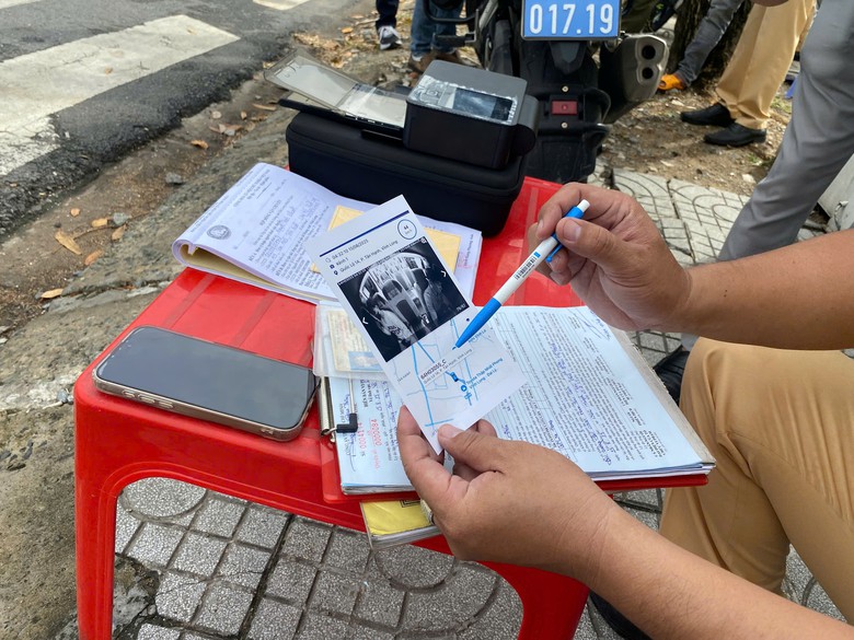 Cảnh s&aacute;t giao th&ocirc;ng xử phạt h&agrave;ng loạt t&agrave;i xế vi phạm tại chốt kiểm so&aacute;t cửa ng&otilde; TP.HCM- Ảnh 2.