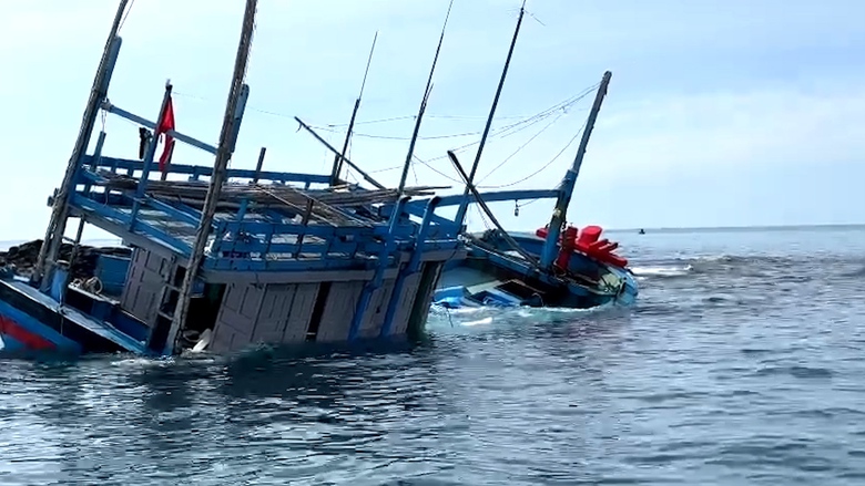 Đắk Lắk: Kịp thời cứu hộ t&agrave;u c&aacute; c&ugrave;ng 5 ngư d&acirc;n gặp nạn tr&ecirc;n biển- Ảnh 1.