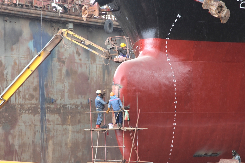 Mồ hôi đẫm lưng, những người thợ đóng tàu cần mẫn nối từng mối hàn, kiên trì bám tiến độ- Ảnh 9. Mồ hôi đẫm lưng, những người thợ đóng tàu cần mẫn nối từng mối hàn, kiên trì bám tiến độ- Ảnh 9.