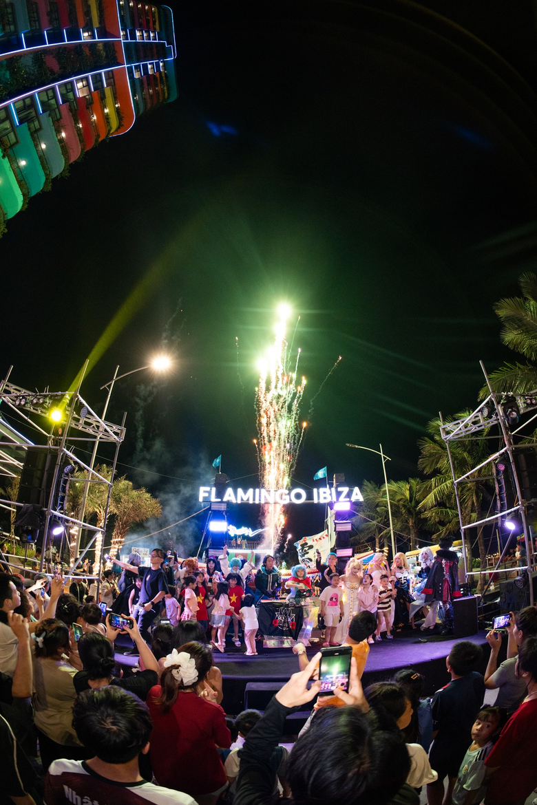 Ibiza Neon Zone - Phố lễ hội biển kh&ocirc;ng ngủ đầu ti&ecirc;n ở miền Bắc- Ảnh 2.