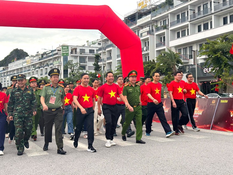 Quảng Ninh: Gần 30.000 người tham gia hoạt động "C&ugrave;ng Việt Nam tiến bước"- Ảnh 1.