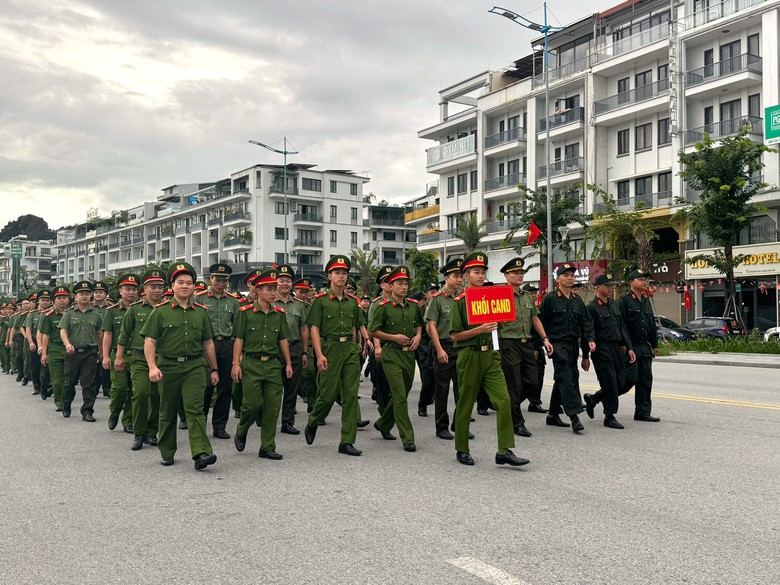 Quảng Ninh: Gần 30.000 người tham gia hoạt động "C&ugrave;ng Việt Nam tiến bước"- Ảnh 3.