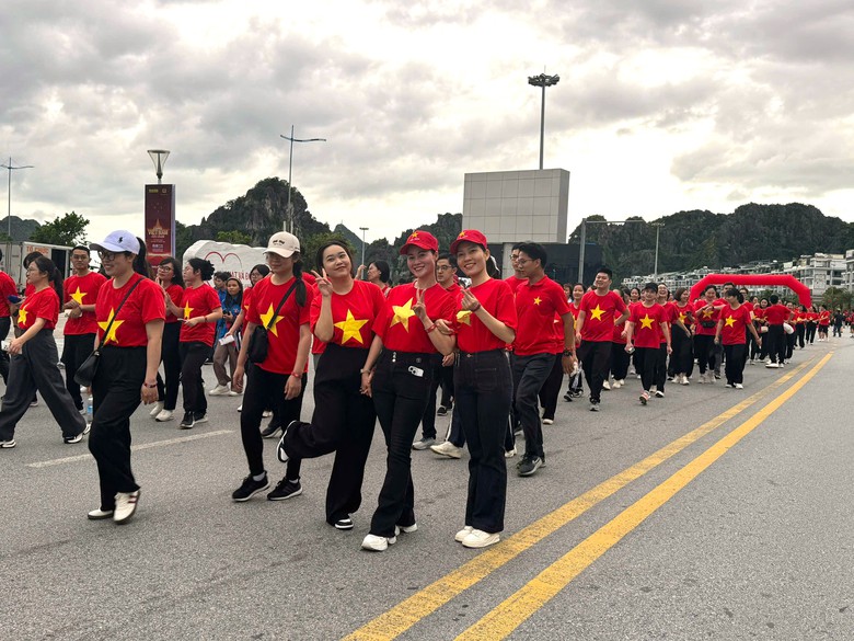Quảng Ninh: Gần 30.000 người tham gia hoạt động "C&ugrave;ng Việt Nam tiến bước"- Ảnh 7.