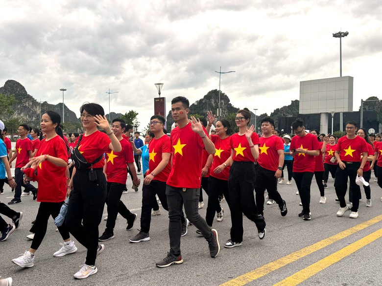 Quảng Ninh: Gần 30.000 người tham gia hoạt động "C&ugrave;ng Việt Nam tiến bước"- Ảnh 6.