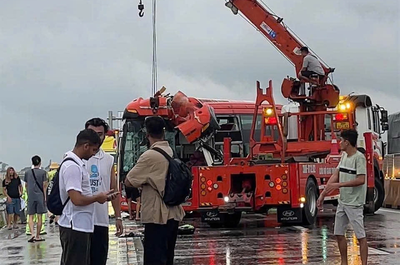 H&agrave; Tĩnh: Giải cứu t&agrave;i xế xe kh&aacute;ch mắc kẹt trong cabin sau va chạm với xe container- Ảnh 1.