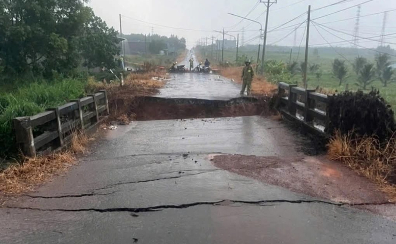 Phong tỏa, khắc phục sự cố sập mố cầu tr&ecirc;n đường d&acirc;n sinh ở Đồng Nai- Ảnh 1.