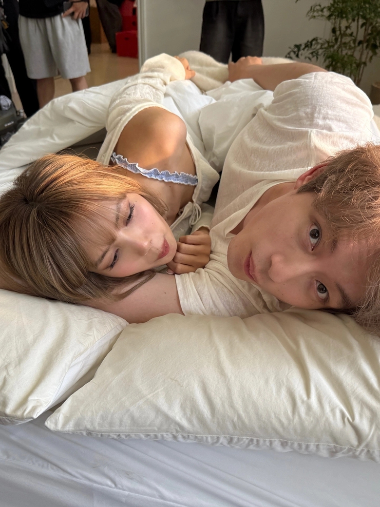 Lisa (BlackPink) tung video hậu trường khi đóng phim cùng tài tử Nhật Bản- Ảnh 1. Lisa (BlackPink) tung video hậu trường khi đóng phim cùng tài tử Nhật Bản- Ảnh 1.