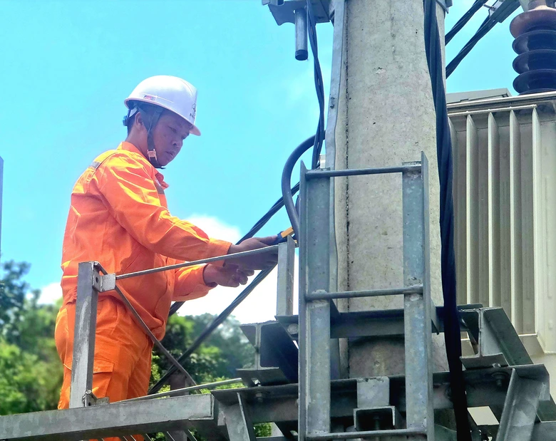 EVN lỗ hơn 44.000 tỷ đồng, đề xuất ph&acirc;n bổ v&agrave;o gi&aacute; điện- Ảnh 1.